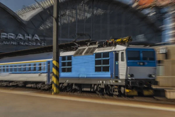 Prag istasyonunda mavi elektrikli hızlı tren ilkbaharda güneşli mavi gökyüzü gününde