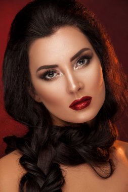 Genç ve güzel bir kadın  