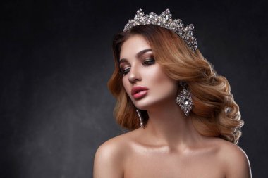 Genç ve güzel bir kadın