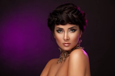 Genç ve güzel bir kadın