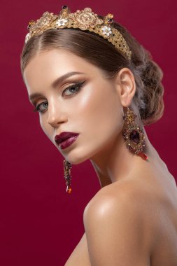 Genç ve güzel bir kadın  