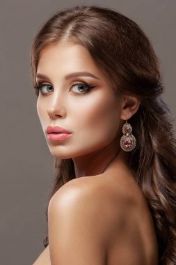 Genç ve güzel bir kadın  