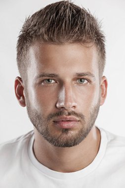 genç ve yakışıklı bir adam