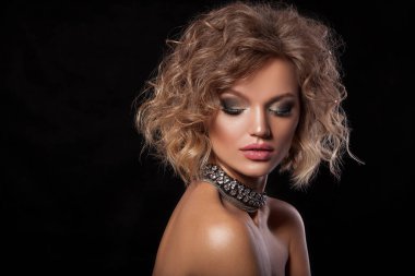 Genç ve güzel bir kadın  