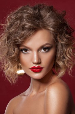 Genç ve güzel bir kadın  