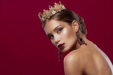 Genç ve güzel bir kadın  