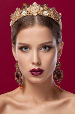 Genç ve güzel bir kadın  