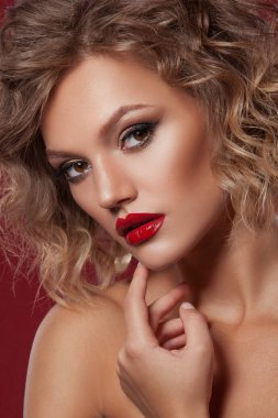 Genç ve güzel bir kadın  