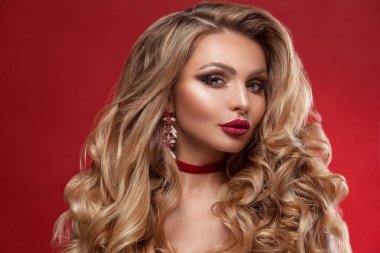 Genç ve güzel bir kadın  