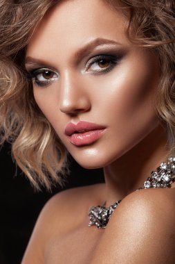 Genç ve güzel bir kadın  