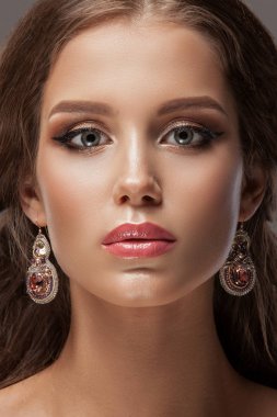 Genç ve güzel bir kadın  