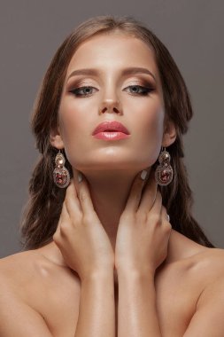 Genç ve güzel bir kadın  