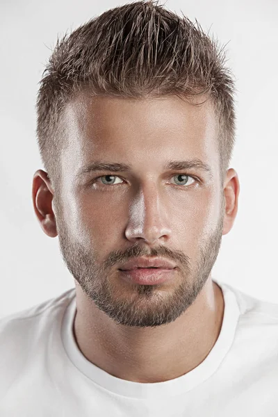 genç ve yakışıklı bir adam