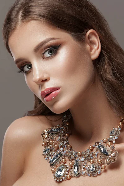 Genç ve güzel bir kadın  