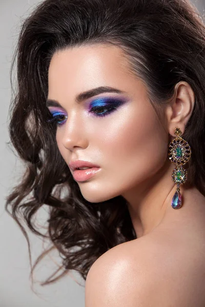 Genç ve güzel bir kadın  