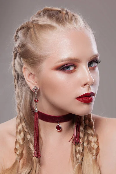 Genç ve güzel bir kadın  