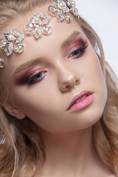 Genç ve güzel bir kadın  