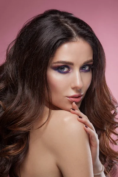 Genç ve güzel bir kadın  