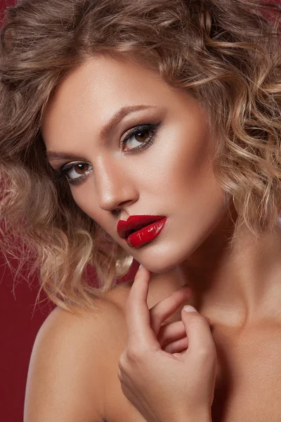 Genç ve güzel bir kadın  