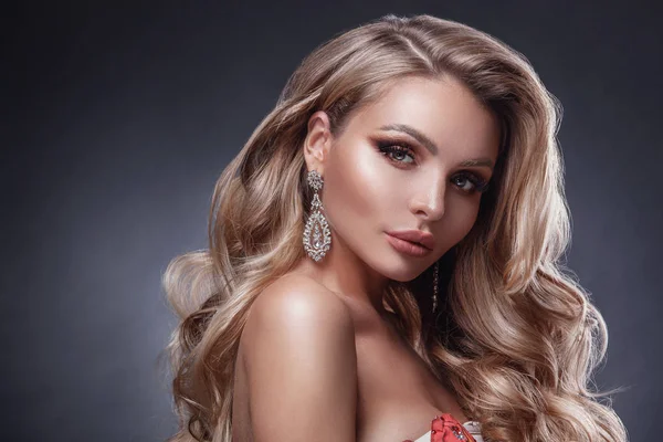 Genç ve güzel bir kadın  