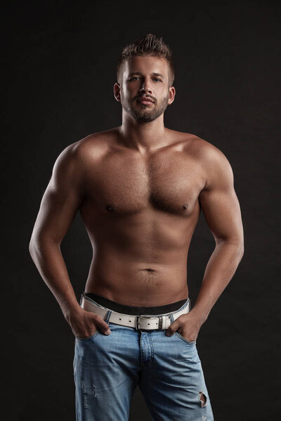 Молодой и красивый мужчина
