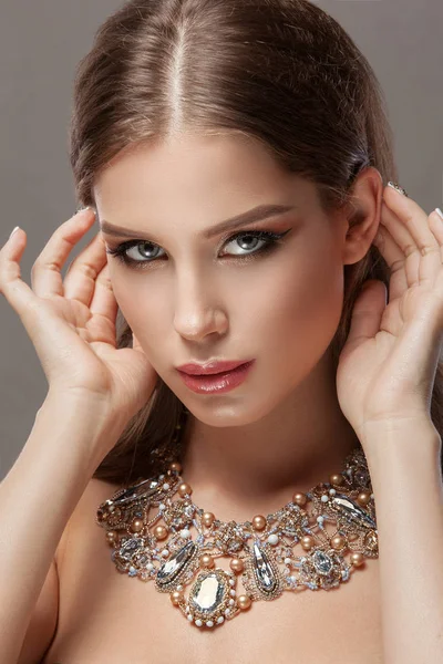 Genç ve güzel bir kadın  