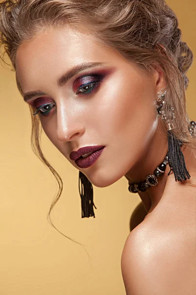 Genç ve güzel bir kadın  