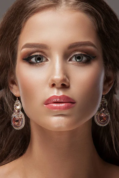 Genç ve güzel bir kadın  