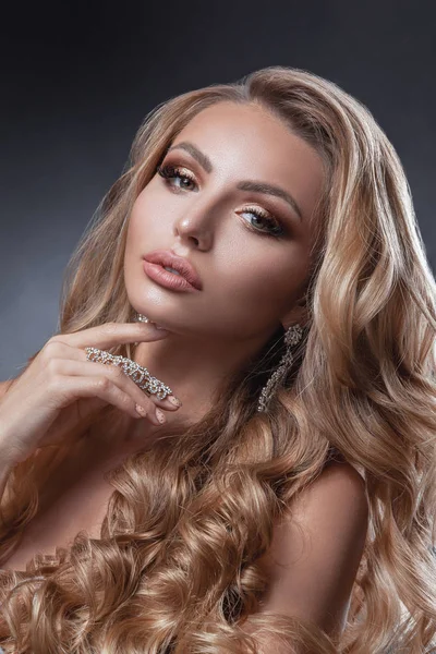 Genç ve güzel bir kadın  