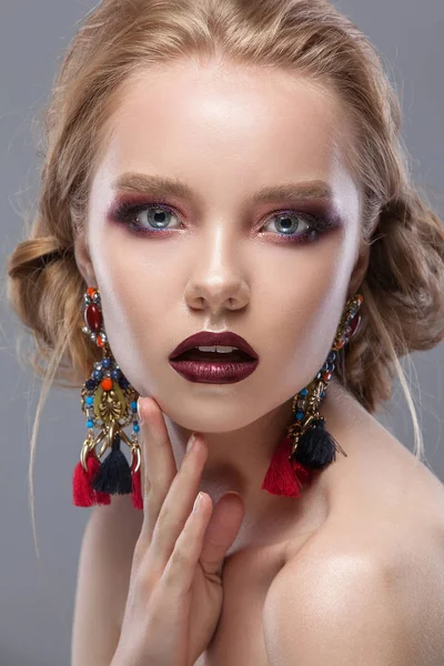 Genç ve güzel bir kadın  