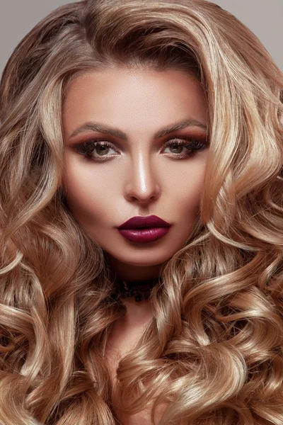 Genç ve güzel bir kadın  