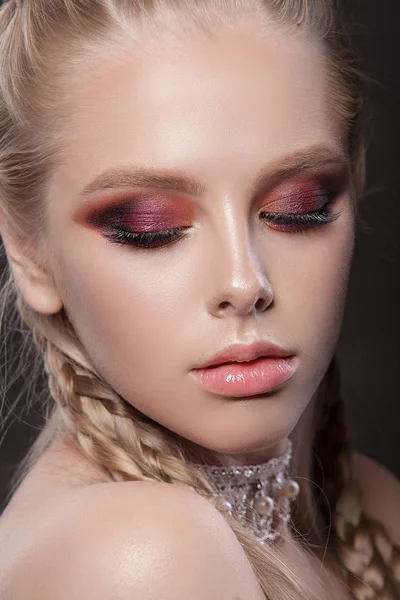 Genç ve güzel bir kadın  