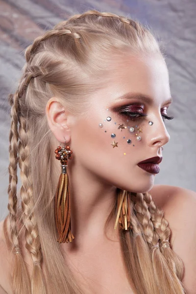 Genç ve güzel bir kadın  