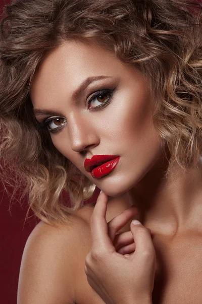 Genç ve güzel bir kadın  