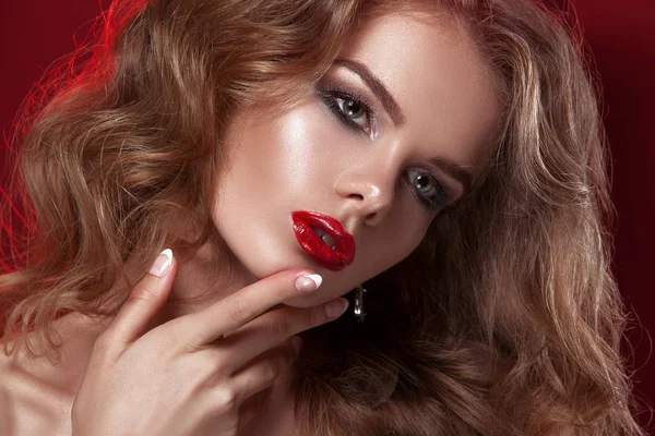 Genç ve güzel bir kadın  