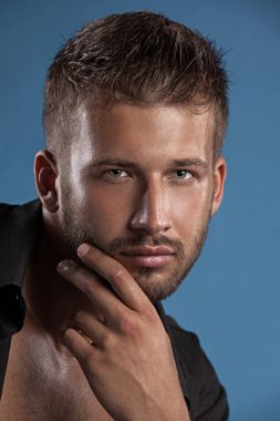 Model adam göğüslü karanlık bir arka plan bir gencin Jeans kas vücut üzerinde açık. Bir stüdyoda vurdu .