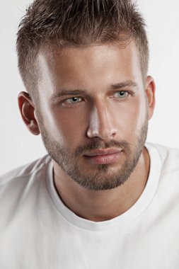 Çok yakışıklı bir adam portresi kapatın