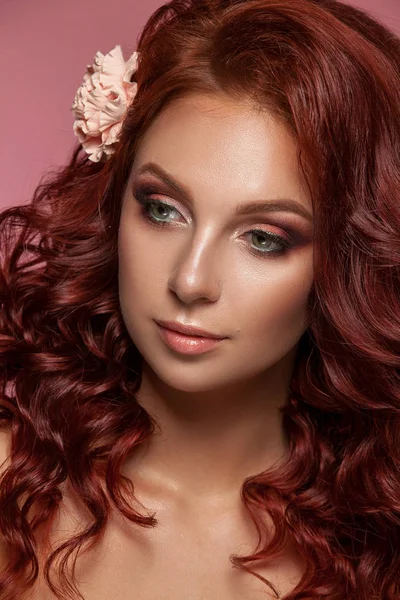 Schoonheid vrouw met mooie make-up kleur . — Stockfoto