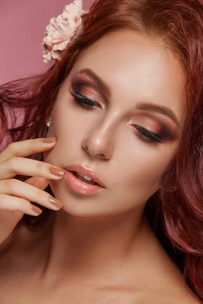 Mujer de belleza con hermoso color de maquillaje  . — Foto de Stock