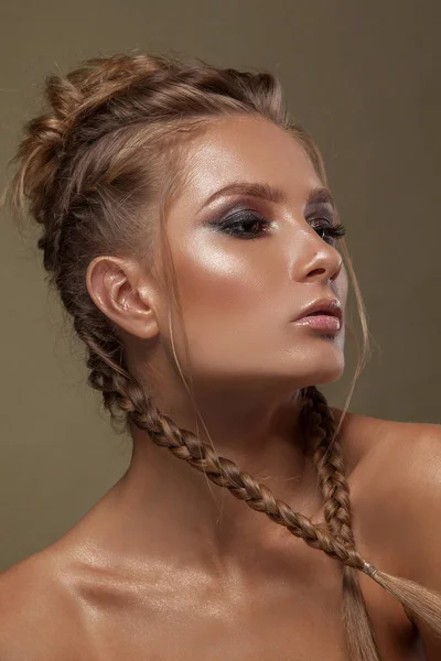 Belleza cara mujer con hermoso color de maquillaje  . — Foto de Stock