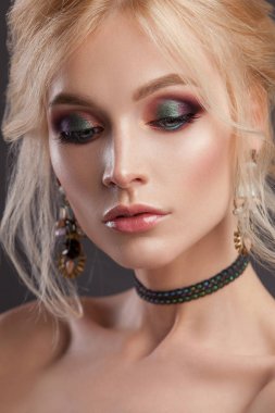 Güzellik kadını güzel makyaj renk ile .