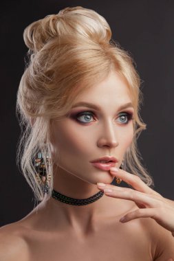 Güzellik kadını güzel makyaj renk ile .