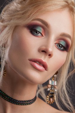 Güzellik kadını güzel makyaj renk ile .