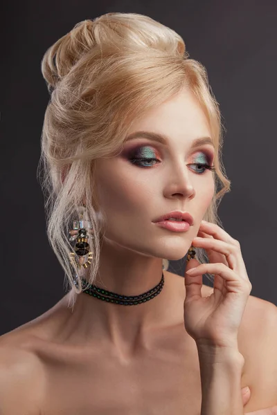 Mujer de belleza con hermoso color de maquillaje  . — Foto de Stock