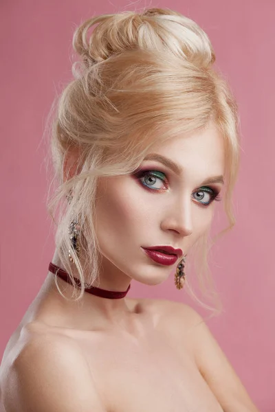 Mujer de belleza con hermoso color de maquillaje  . — Foto de Stock