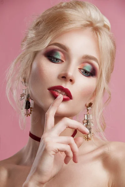 Mujer de belleza con hermoso color de maquillaje  . — Foto de Stock