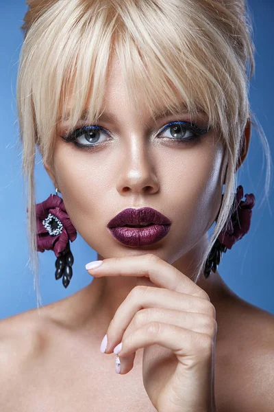 Belleza cara mujer con hermoso color de maquillaje  . — Foto de Stock