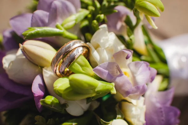 Sfondo con fiori e fedi — Foto Stock