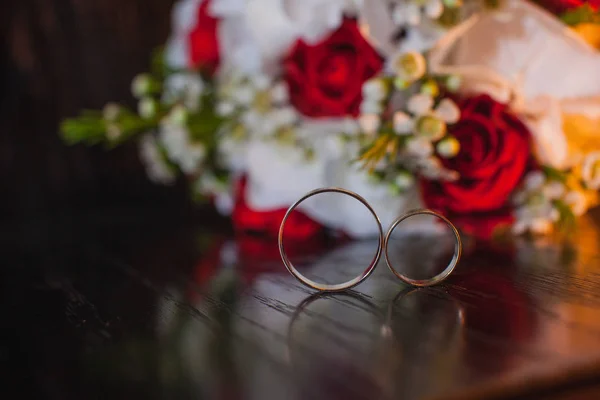 Fondo con flor y anillos de boda Imagen De Stock