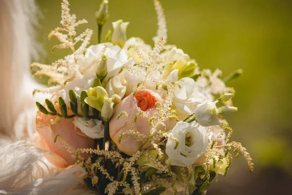 Bouquet da sposa di fiori bianchi — Foto Stock